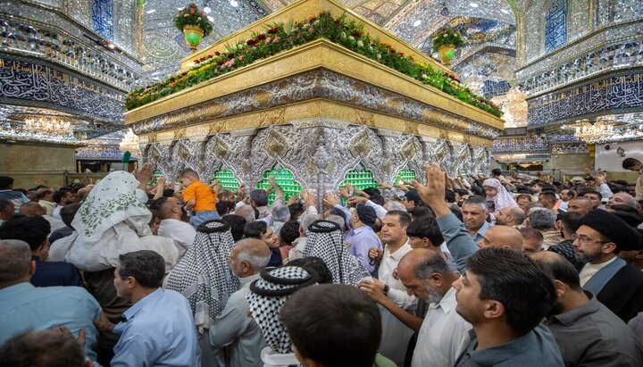 تقرير مصور| زوار الإمام الحسين (ع) عنده مرقده ليلة الجمعة