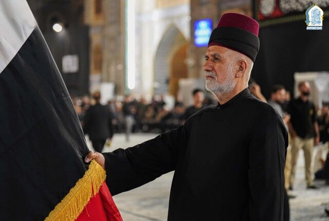 مراسم برافراشتن پرچم‌های حزن و اندوه، به نشانه اعلام عزاداری به مناسبت سالگرد شهادت امام جواد علیه‌السلام