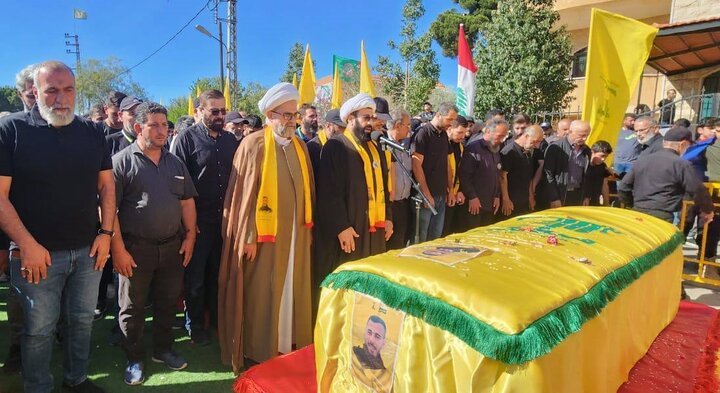 مراسم تشییع پیکر شهید «عیسی قطیش» در شهرک «حولا» لبنان