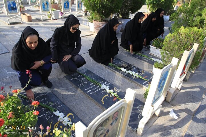 گزارش تصویری | غباررویی وعطرافشانی تربت پاک شهدای اصفهان به مناسبت فتح خرمشهر