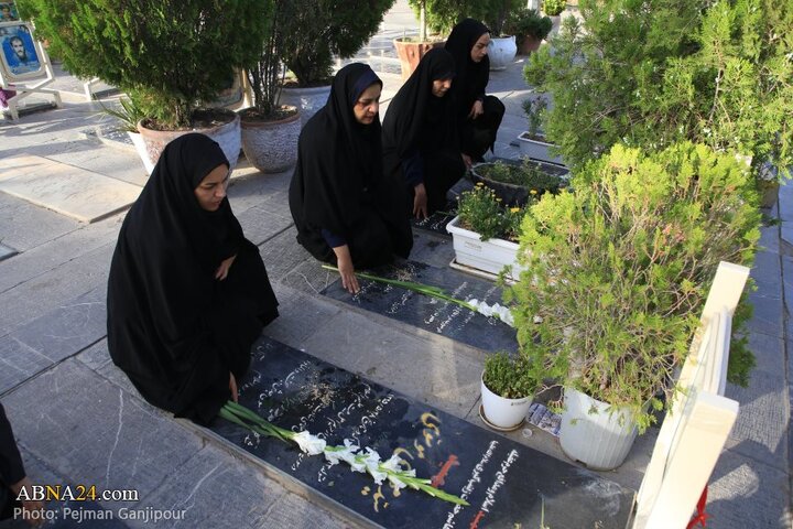 گزارش تصویری | غباررویی وعطرافشانی تربت پاک شهدای اصفهان به مناسبت فتح خرمشهر