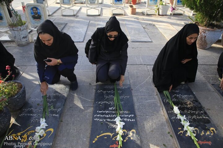 گزارش تصویری | غباررویی وعطرافشانی تربت پاک شهدای اصفهان به مناسبت فتح خرمشهر