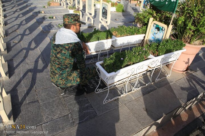 گزارش تصویری | غباررویی وعطرافشانی تربت پاک شهدای اصفهان به مناسبت فتح خرمشهر