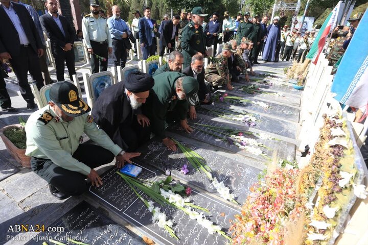 گزارش تصویری | غباررویی وعطرافشانی تربت پاک شهدای اصفهان به مناسبت فتح خرمشهر
