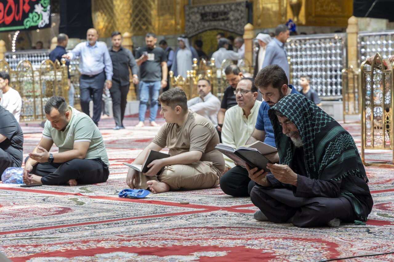 Pilgrims perform rituals of reciting Du'a al-Nudba at shrine of Aba al-Fadl al-Abbas (+Photos)