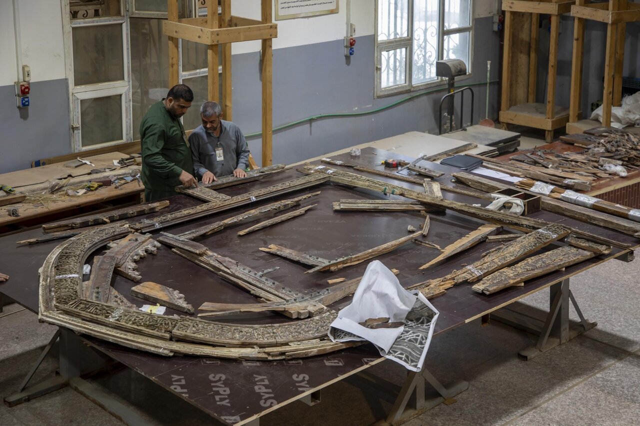 Al-Abbas shrine begins restoration work on old grid of Occultation Chamber in Askariyayn shrine (+Photos)