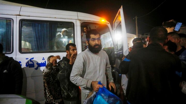 عکس خبری | آزادی ۱۰ اسیر فلسطینی از زندان‌های اسرائیل