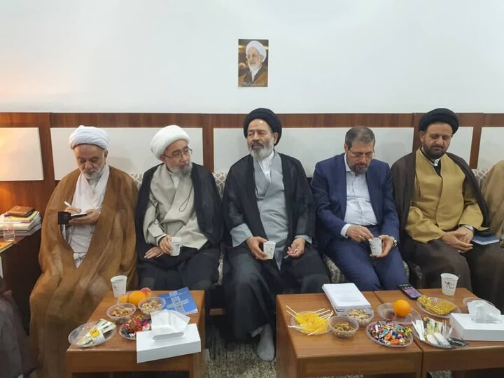 تقرير مصور| لقاء أعضاء بعثة الحج لمرجع التقليد مع أعضاء بعثة الحج لآية الله جوادي آملي بالمدينة المنور