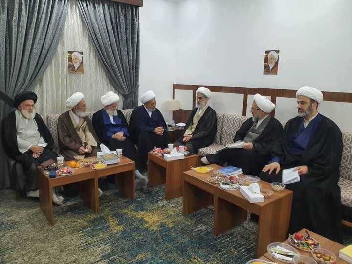 تقرير مصور| لقاء أعضاء بعثة الحج لمرجع التقليد مع أعضاء بعثة الحج لآية الله جوادي آملي بالمدينة المنور
