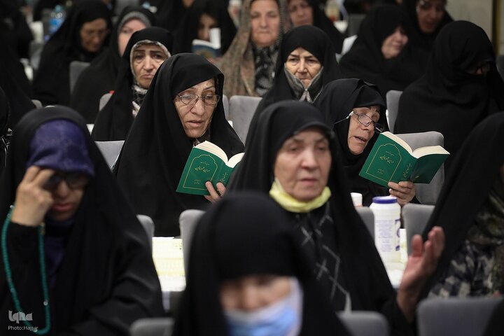 Photos: Hajj pilgrims recite Kumayl Supplication near Prophet’s Mosque in Medina