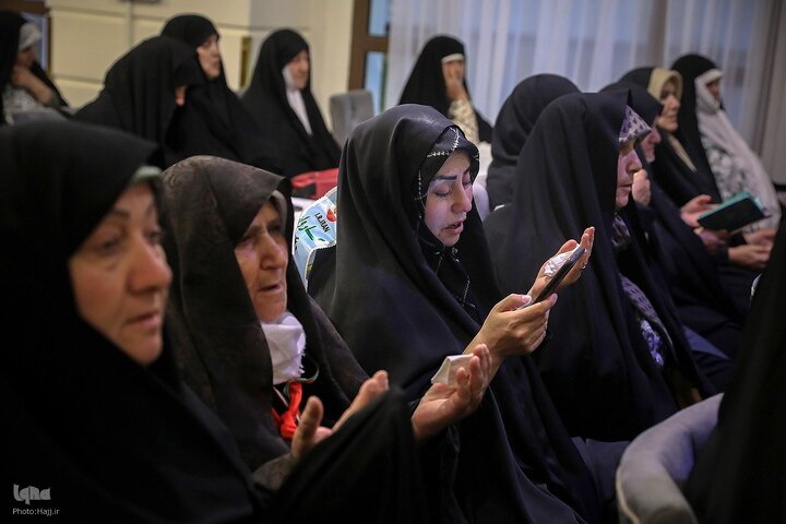 Photos: Hajj pilgrims recite Kumayl Supplication near Prophet’s Mosque in Medina