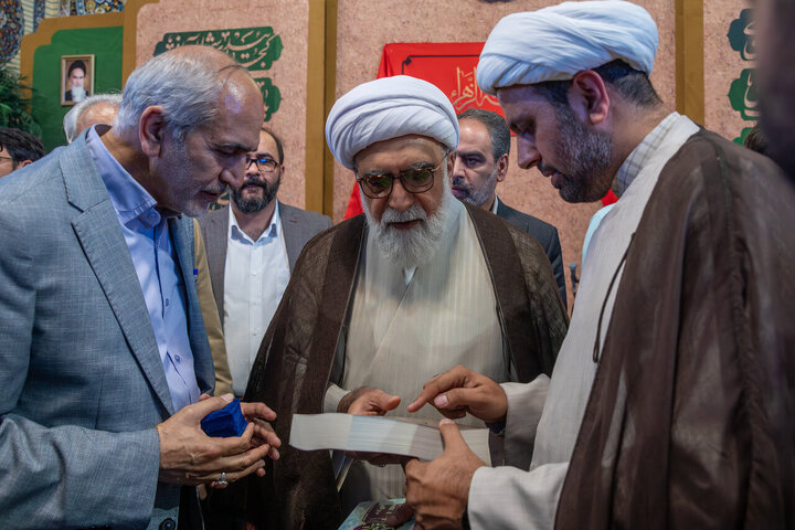 Photos: Sacred Defense writers, publishers meet with Custodian of Astan Quds Razavi