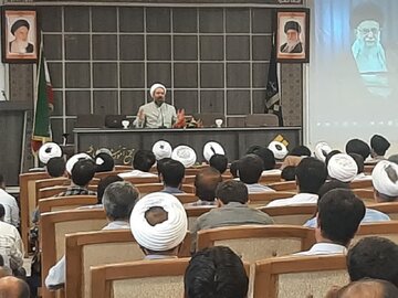 نشست فرهنگی “در مسیر و بایسته‌های طلبگی” برگزار شد