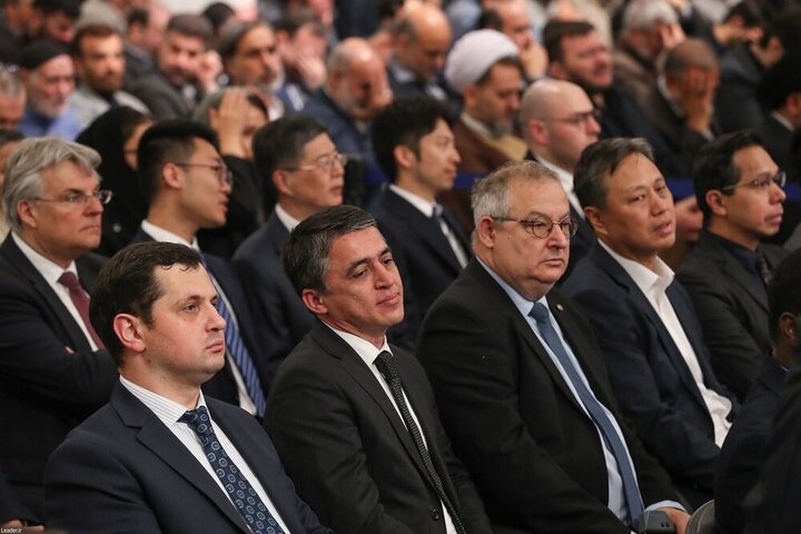 تقرير مصور/ قائد الثورة يلقي كلمة بذكرى الشهيد رئيسي وشهداء الخدمة