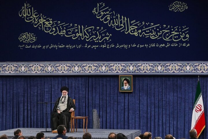 تقرير مصور/ قائد الثورة يلقي كلمة بذكرى الشهيد رئيسي وشهداء الخدمة