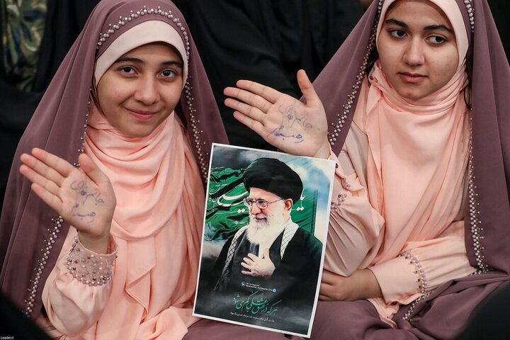 تقرير مصور/ قائد الثورة يلقي كلمة بذكرى الشهيد رئيسي وشهداء الخدمة