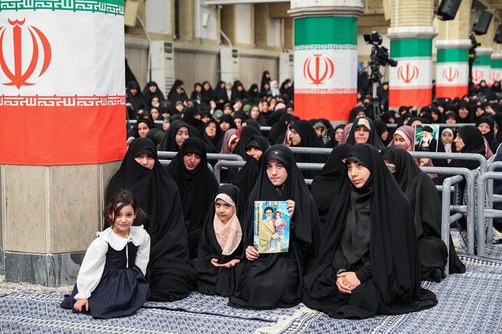 تقرير مصور/ قائد الثورة يلقي كلمة بذكرى الشهيد رئيسي وشهداء الخدمة