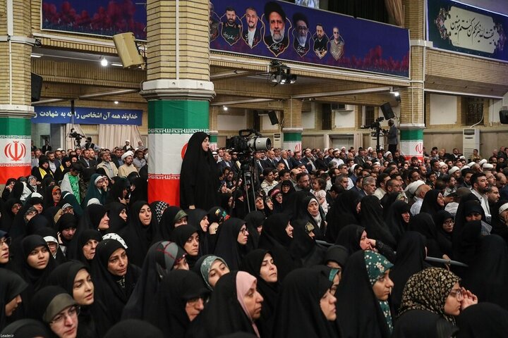 تقرير مصور/ قائد الثورة يلقي كلمة بذكرى الشهيد رئيسي وشهداء الخدمة