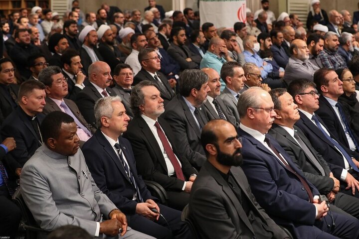 تقرير مصور/ قائد الثورة يلقي كلمة بذكرى الشهيد رئيسي وشهداء الخدمة