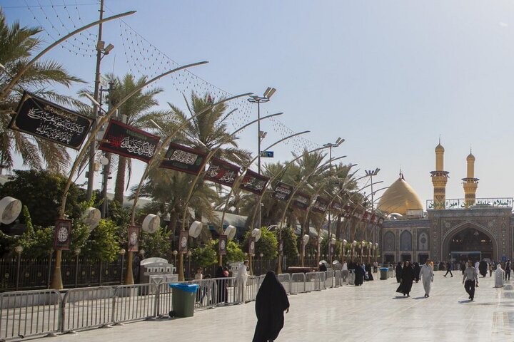 نشر لافتات الحزن في منطقة بين الحرمين بذكرى شهادة الإمام الجواد (عليه السلام)