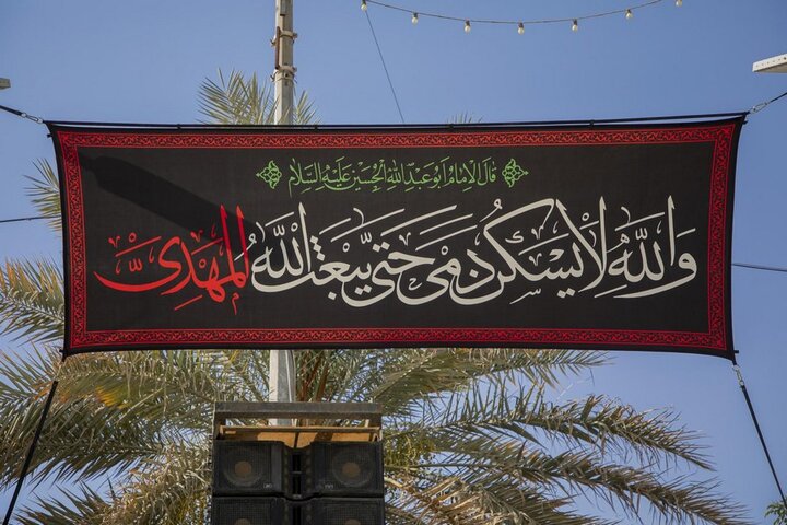 نشر لافتات الحزن في منطقة بين الحرمين بذكرى شهادة الإمام الجواد (عليه السلام)