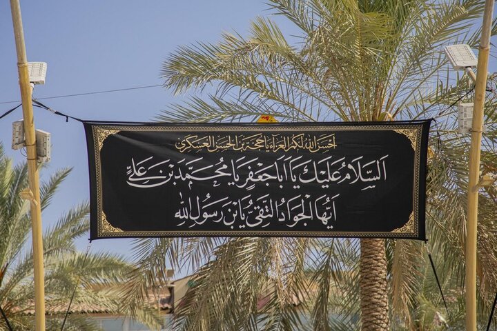 نشر لافتات الحزن في منطقة بين الحرمين بذكرى شهادة الإمام الجواد (عليه السلام)