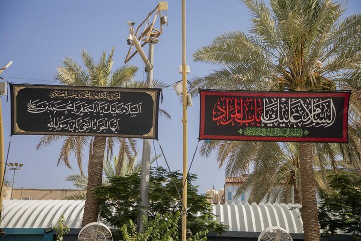 نشر لافتات الحزن في منطقة بين الحرمين بذكرى شهادة الإمام الجواد (عليه السلام)