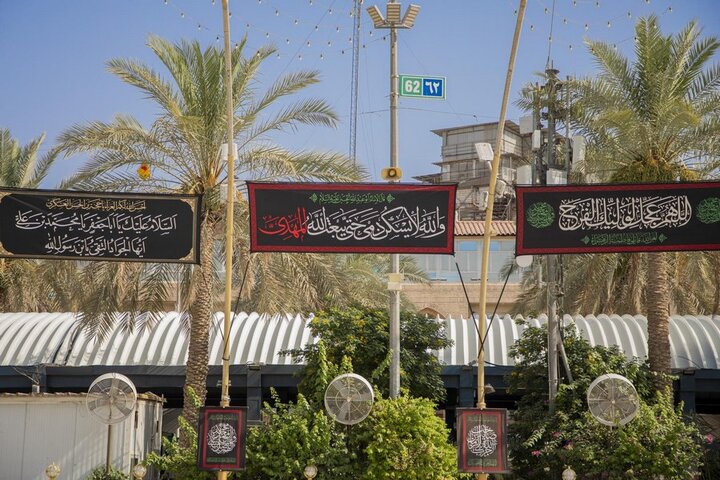 نشر لافتات الحزن في منطقة بين الحرمين بذكرى شهادة الإمام الجواد (عليه السلام)