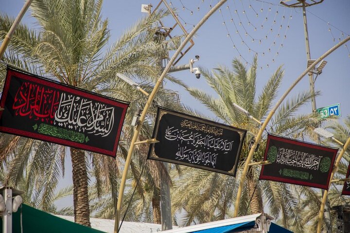 نشر لافتات الحزن في منطقة بين الحرمين بذكرى شهادة الإمام الجواد (عليه السلام)