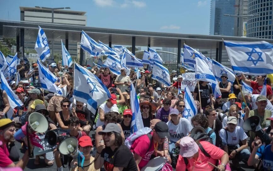 Israelenses protestam em Tel Aviv contra as políticas de Netanyahu