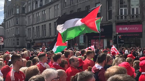 Panalo sa Scottish FA Cup gamit ang bandila ng mga Palestino!
