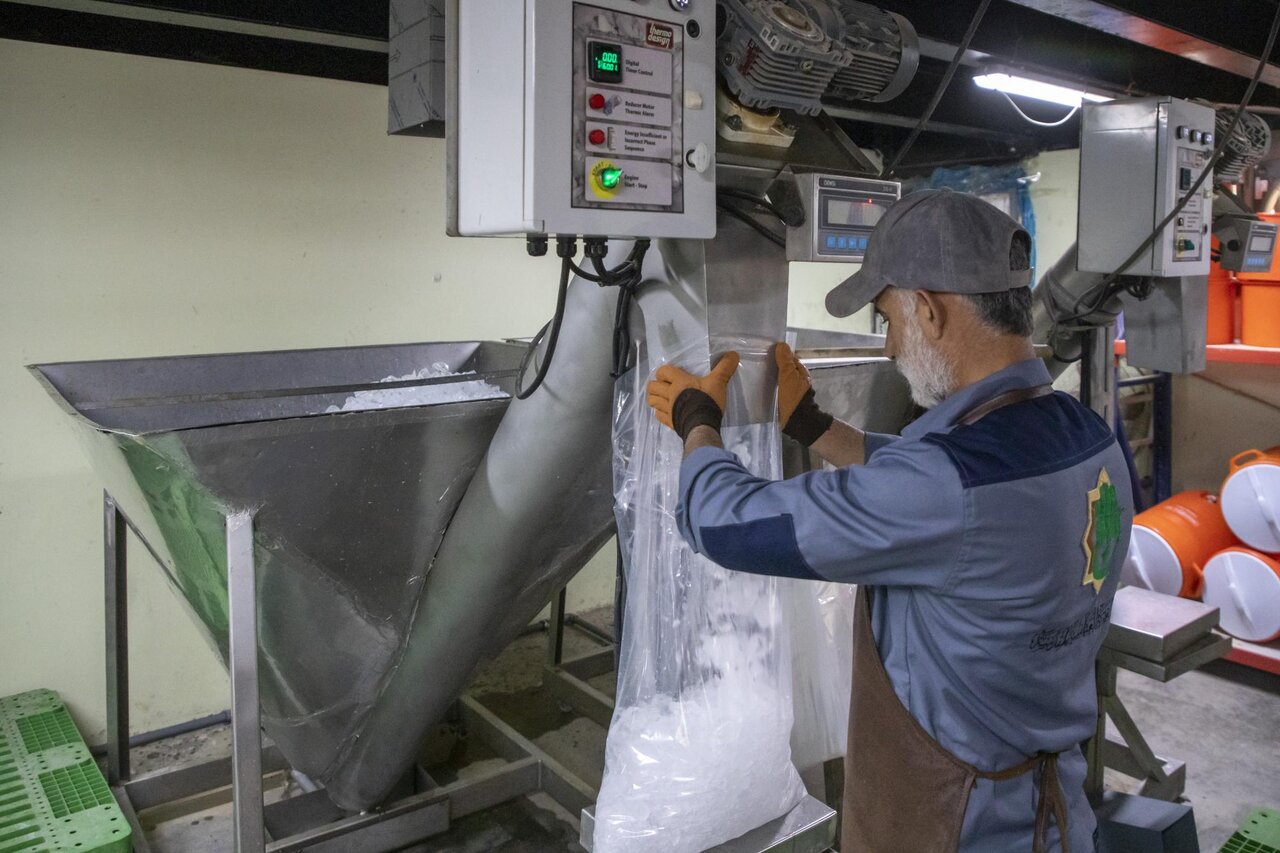 Al-Abbas Holy Shrine provides chilled water and ice for visitors amid summer heat