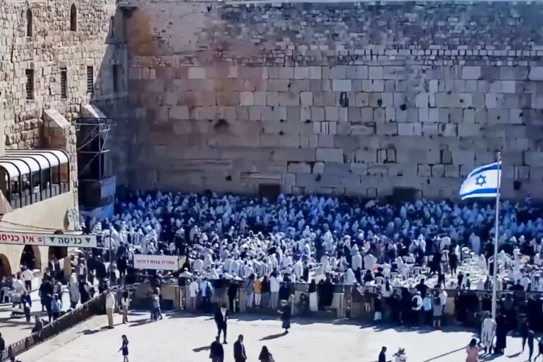 فیديو | آلاف المستوطنين الصهاينة يقتحمون ساحة حائط البراق بالمسجد الأقصى المبارك