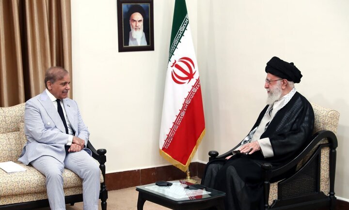 قائد الثورة يستقبل رئيس الوزراء الباكستاني