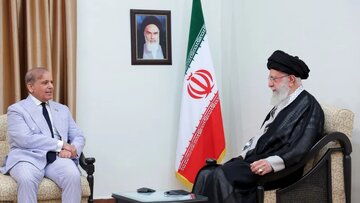 Имом Хоманаӣ: Мо ба ояндаи дунёи Ислом хушбин ҳастем/ Дидори нахуствазири Покистон бо Раҳбари инқилоб