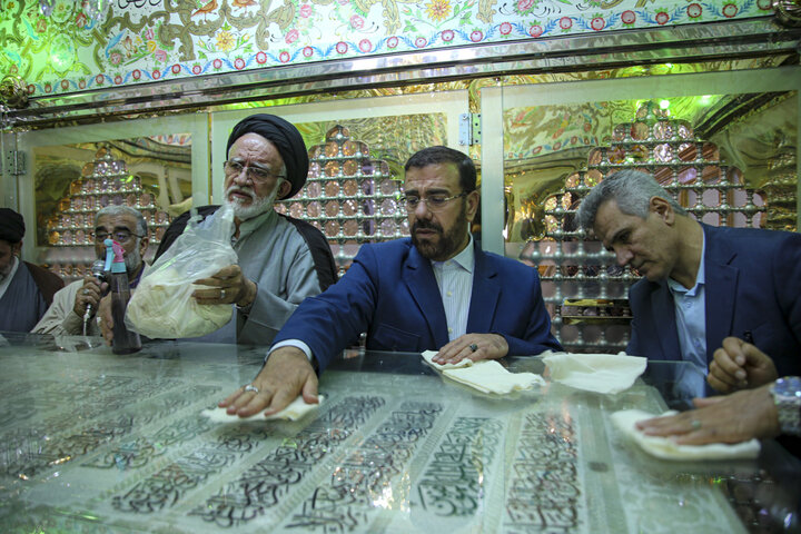 تصاویر| آیین غبارروبی مضجع شریف سیدعلاالدین حسین(ع) با حضور استاندار فارس