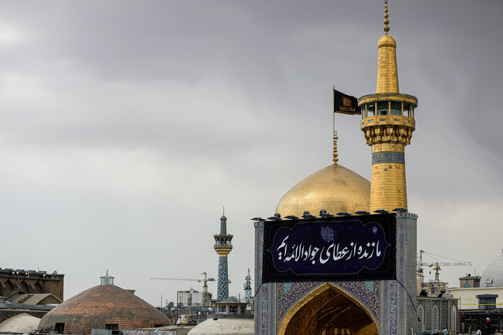 تقرير مصور/ تعلیق  نقوش(لافتات) بمناسبة شهادة جواد الأئمة (ع) في الحرم الرضوي الشريف