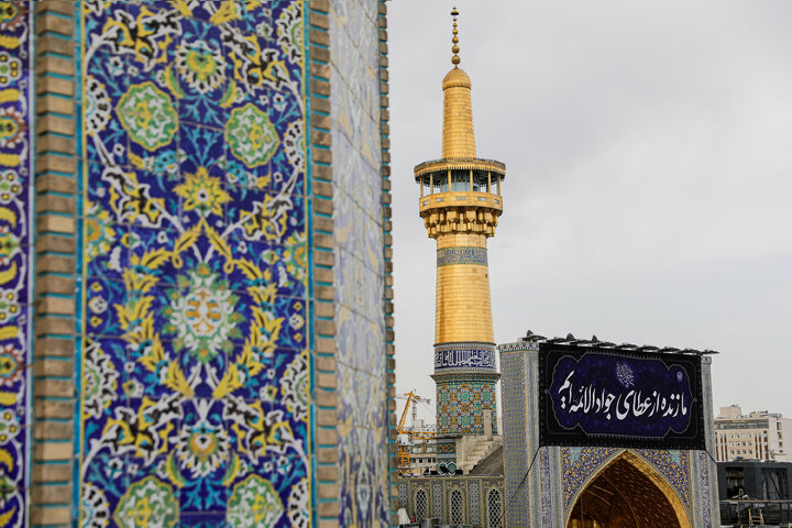 تقرير مصور/ تعلیق  نقوش(لافتات) بمناسبة شهادة جواد الأئمة (ع) في الحرم الرضوي الشريف