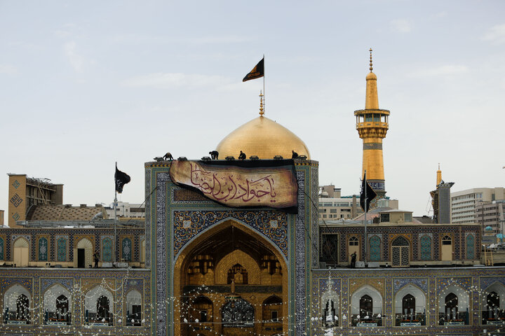 تقرير مصور/ تعلیق  نقوش(لافتات) بمناسبة شهادة جواد الأئمة (ع) في الحرم الرضوي الشريف
