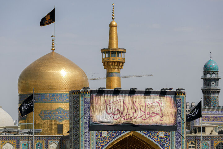 تقرير مصور/ تعلیق  نقوش(لافتات) بمناسبة شهادة جواد الأئمة (ع) في الحرم الرضوي الشريف