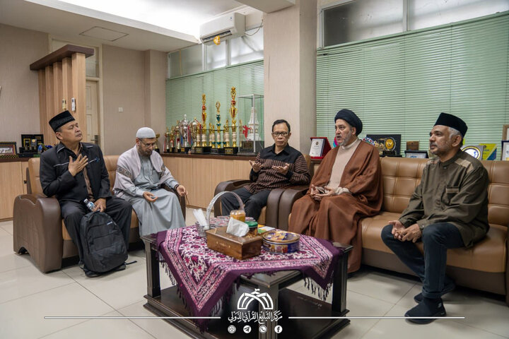 تقرير مصور/ العتبة الحسينية تنظّم جلسة علمية في جامعة جاكرتا الحكومية بهدف تعزيز التواصل القرآني