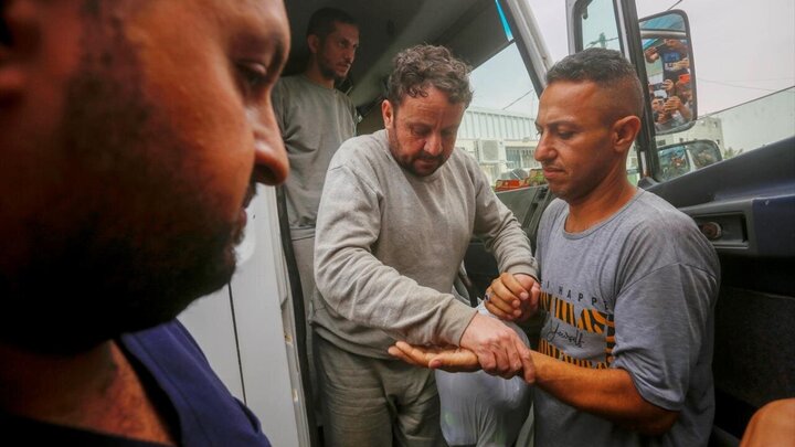 Photos: 13 Palestinian prisoners released from Israeli prisons