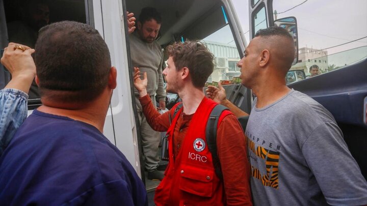 Photos: 13 Palestinian prisoners released from Israeli prisons