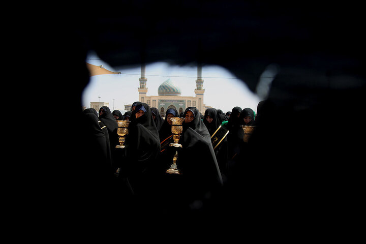 Marcha conmemorativa de luto de los servidores del santuario de la Noble Señora de Ahlul Bayt (P) por el martirio del Imam Yawad (P)