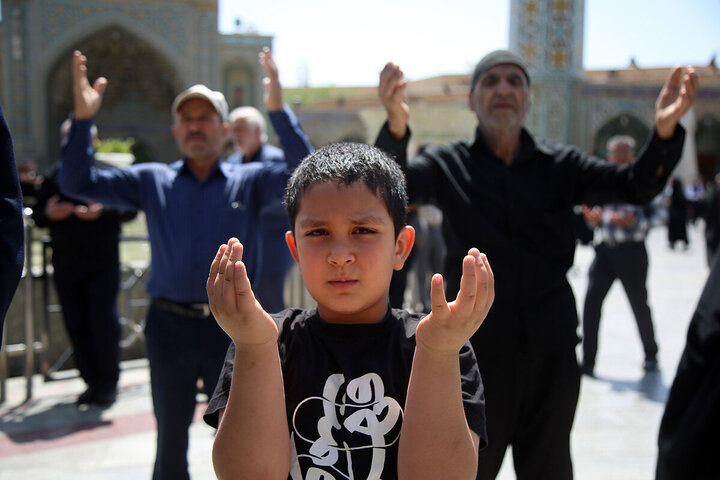 Marcha conmemorativa de luto de los servidores del santuario de la Noble Señora de Ahlul Bayt (P) por el martirio del Imam Yawad (P)
