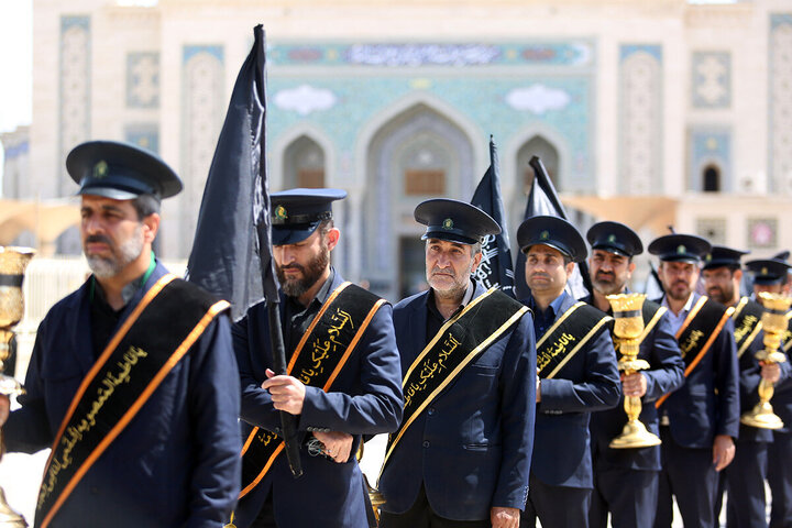 Marcha conmemorativa de luto de los servidores del santuario de la Noble Señora de Ahlul Bayt (P) por el martirio del Imam Yawad (P)