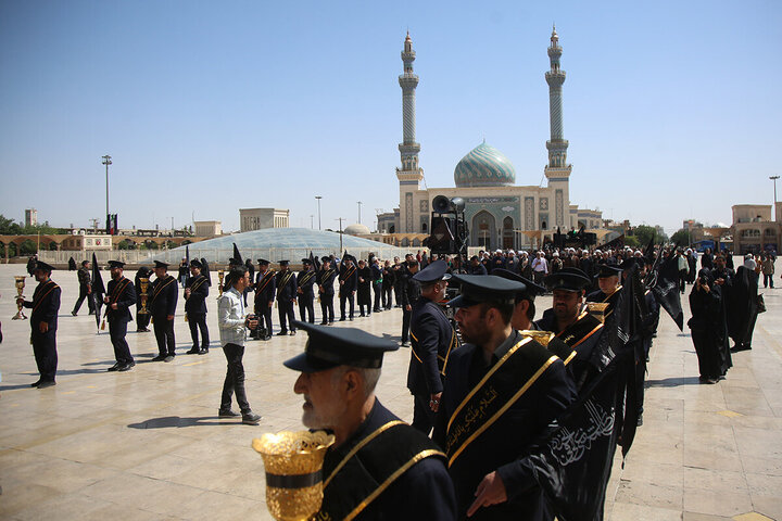 Marcha conmemorativa de luto de los servidores del santuario de la Noble Señora de Ahlul Bayt (P) por el martirio del Imam Yawad (P)