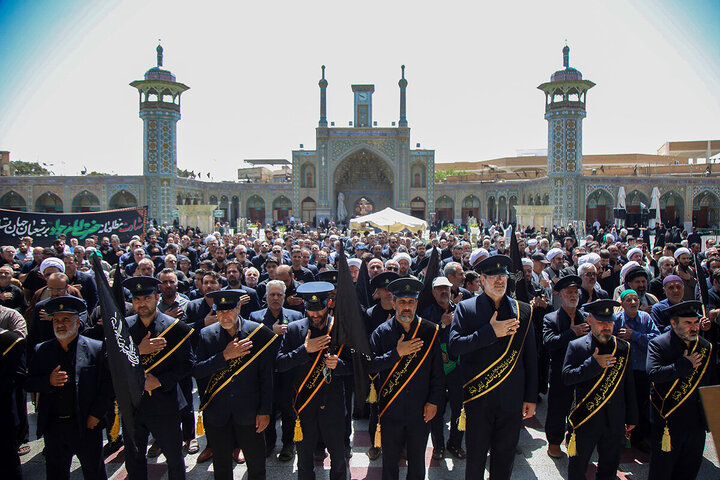 Marcha conmemorativa de luto de los servidores del santuario de la Noble Señora de Ahlul Bayt (P) por el martirio del Imam Yawad (P)