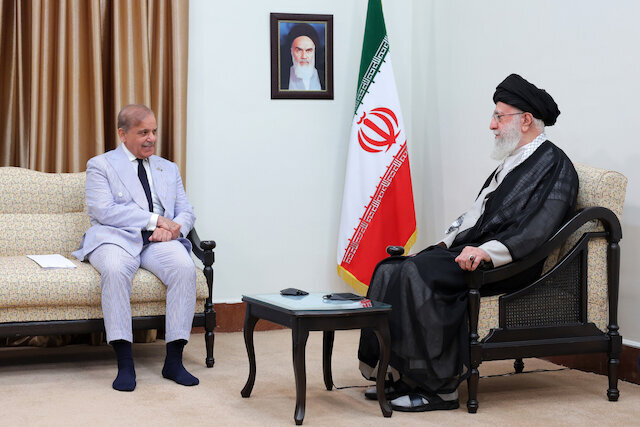 Imam Khamenei: Iran-Pakistan joint efforts necessary to stop Zionist regime’s crimes in Gaza