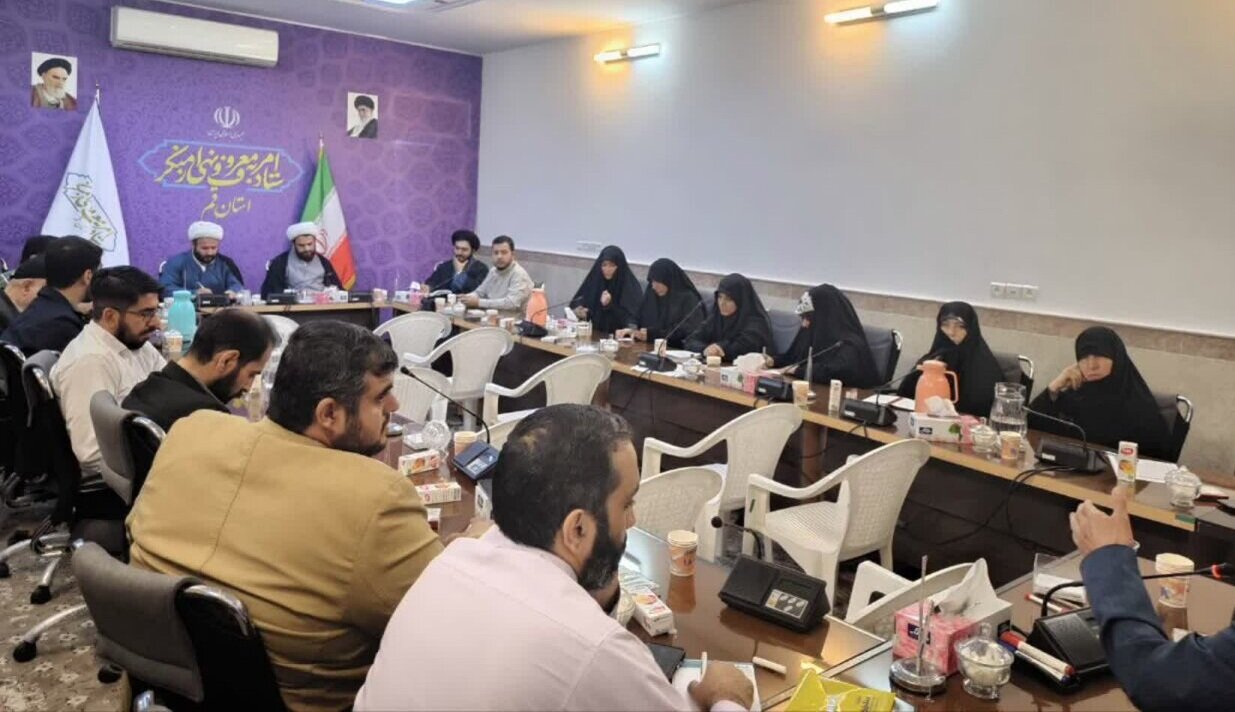 نشست صمیمی دبیر ستاد امر به معروف و نهی از منکر استان قم با تشکل‌های امر به معروف و نهی از منکر